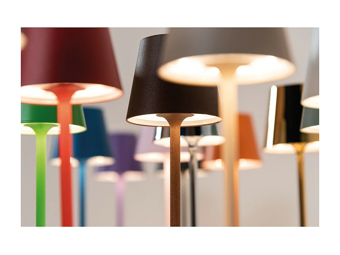 Lámpara de mesa LED Poldina Pro Micro verde manzana recargable y regulable con batería de hasta 12 horas