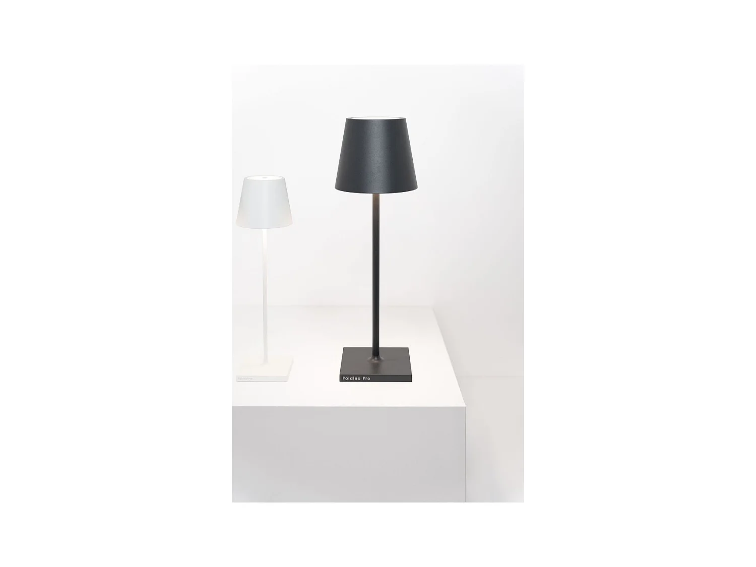 Poldina L Desk Corten LED-Tischleuchte, wiederaufladbar und dimmbar, mit einer Akkulaufzeit von bis zu 12 Stunden.