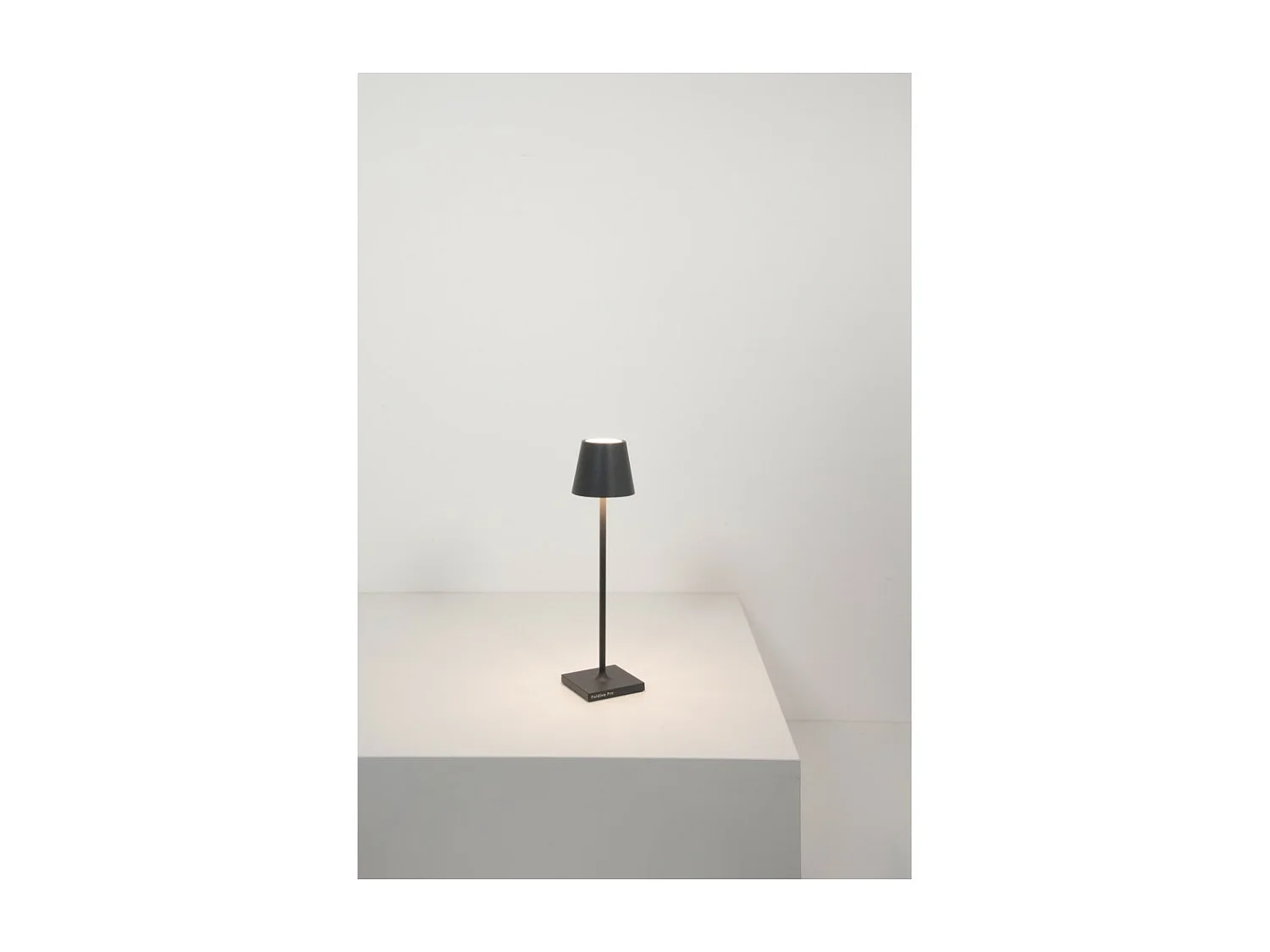 Poldina Pro Micro Dark Grey wiederaufladbare und dimmbare LED-Tischleuchte mit einer Akkulaufzeit von bis zu 12 Stunden