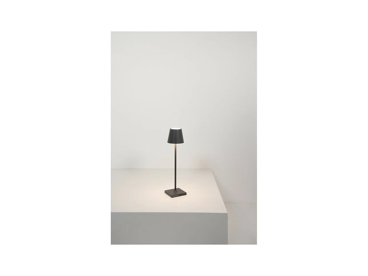 Poldina Pro Micro Donkergrijs LED tafellamp, oplaadbaar en dimbaar met batterijduur tot 12 uur