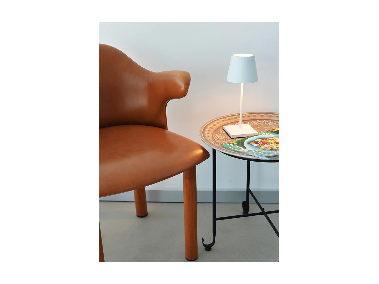 Lampe de table LED rechargeable et dimmable Poldina Pro Mini White avec une autonomie allant jusqu'à 12 heures