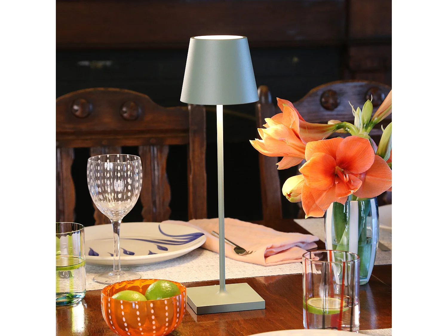 Lampe LED Poldina Pro Vert Sauge rechargeable IP65 usage extérieur, dimmable avec autonomie jusqu'à 12 heures