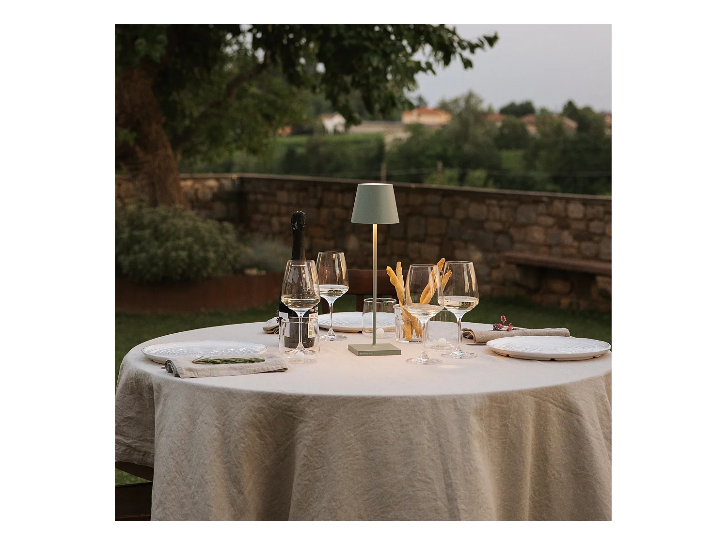 Lampa stołowa Poldina Pro Sage Green LED z możliwością ładowania i ściemniania za pomocą baterii do 12 godzin. Do użytku na zewnątrz IP65