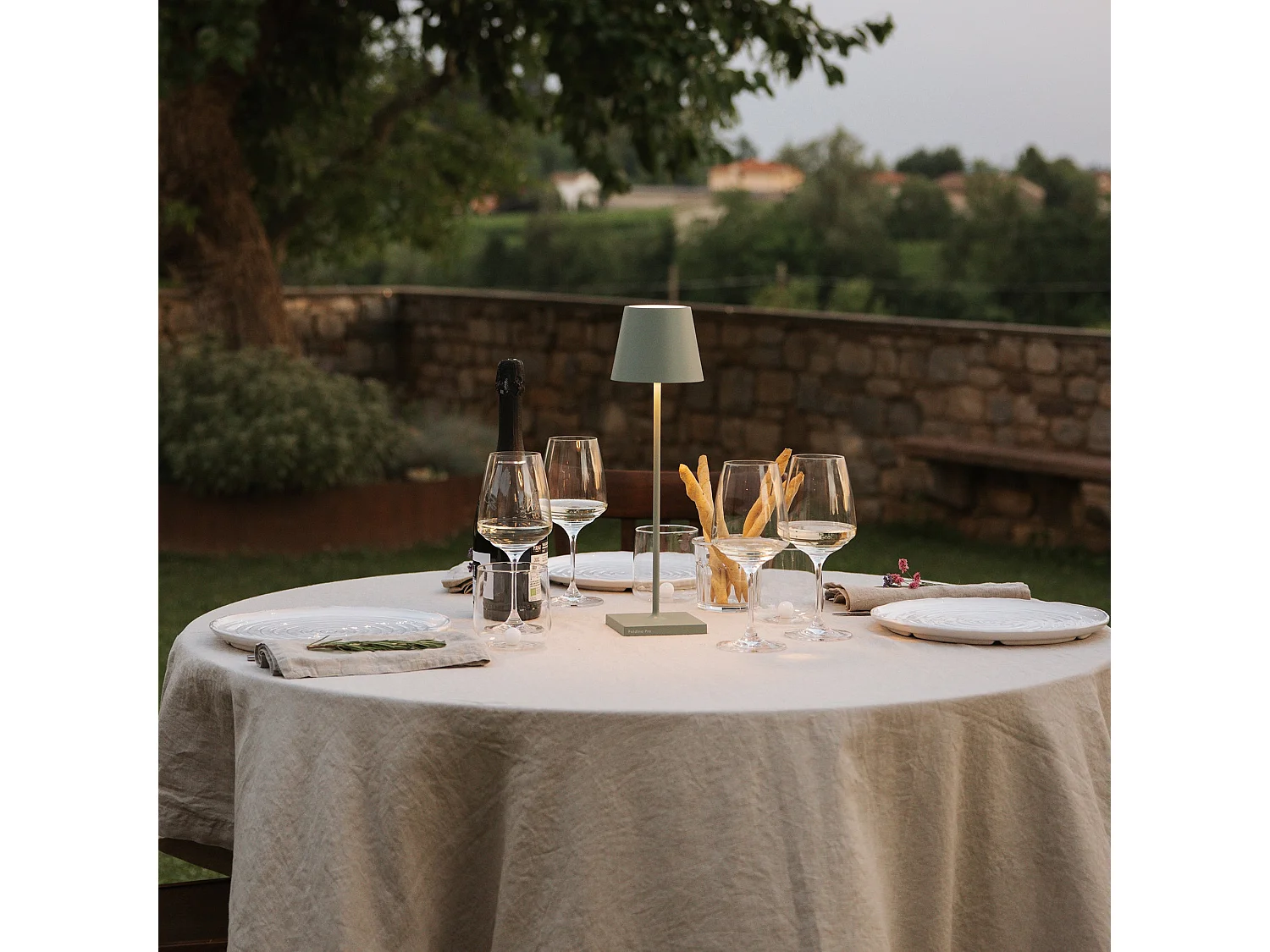 Lampa stołowa Poldina Pro Sage Green LED z możliwością ładowania i ściemniania za pomocą baterii do 12 godzin. Do użytku na zewnątrz IP65