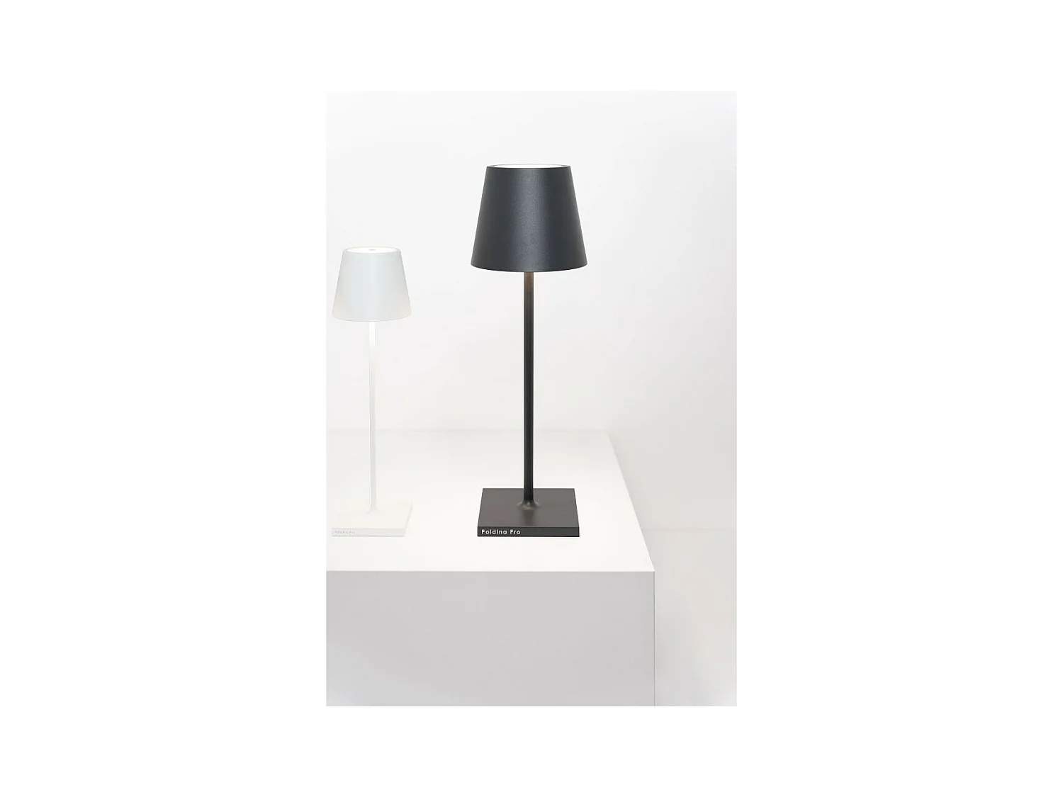 Poldina L Desk Witte oplaadbare en dimbare LED-tafellamp met batterijduur tot 12 uur