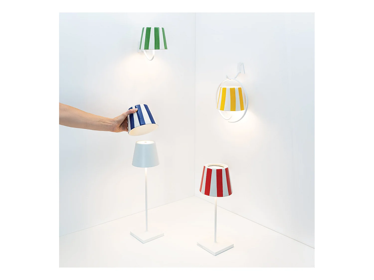 Lampe LED Poldina Lido rayures bleues rechargeable IP65 extérieur, dimmable avec autonomie jusqu'à 12 heures