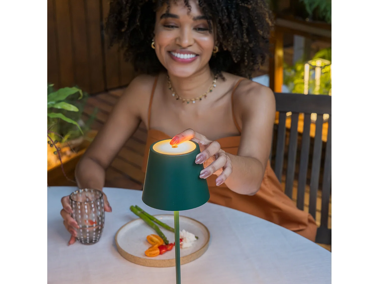 Lampe de table LED Poldina Pro Vert Foncé, rechargeable et dimmable avec une autonomie allant jusqu'à 12 heures