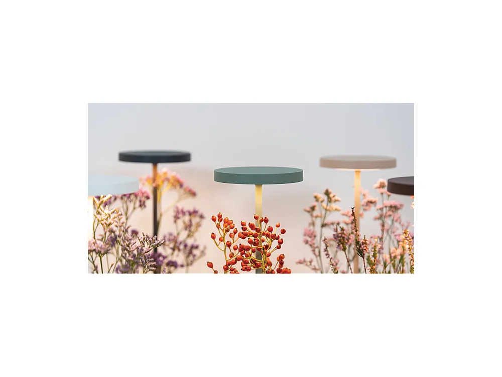 Lámpara de mesa LED recargable y regulable Poldina Reverso Corten con duración de batería de hasta 12 horas. IP65 para exteriores