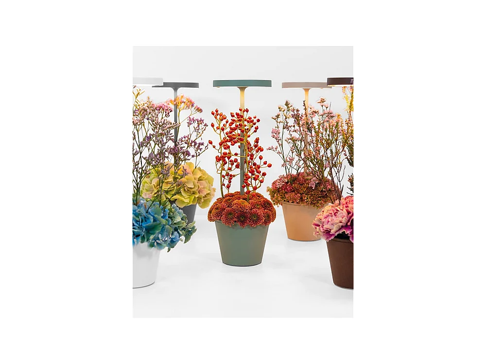 Lámpara de mesa LED recargable y regulable Poldina Reverso Corten con duración de batería de hasta 12 horas. IP65 para exteriores