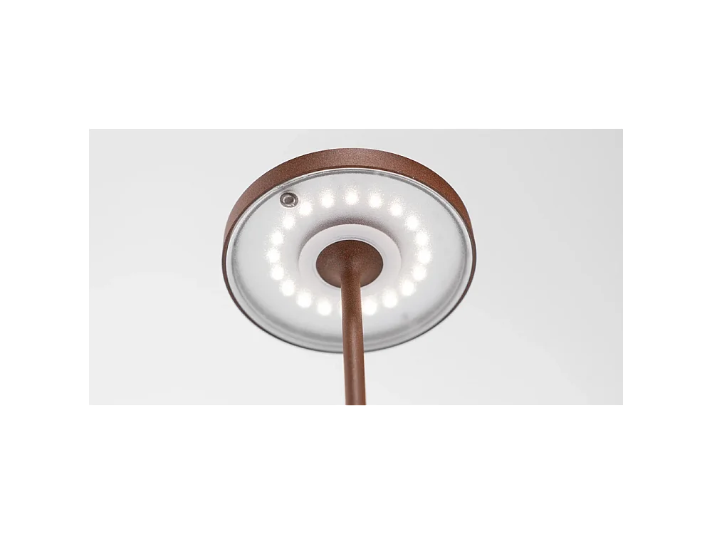 Lámpara de mesa LED recargable y regulable Poldina Reverso Corten con duración de batería de hasta 12 horas. IP65 para exteriores