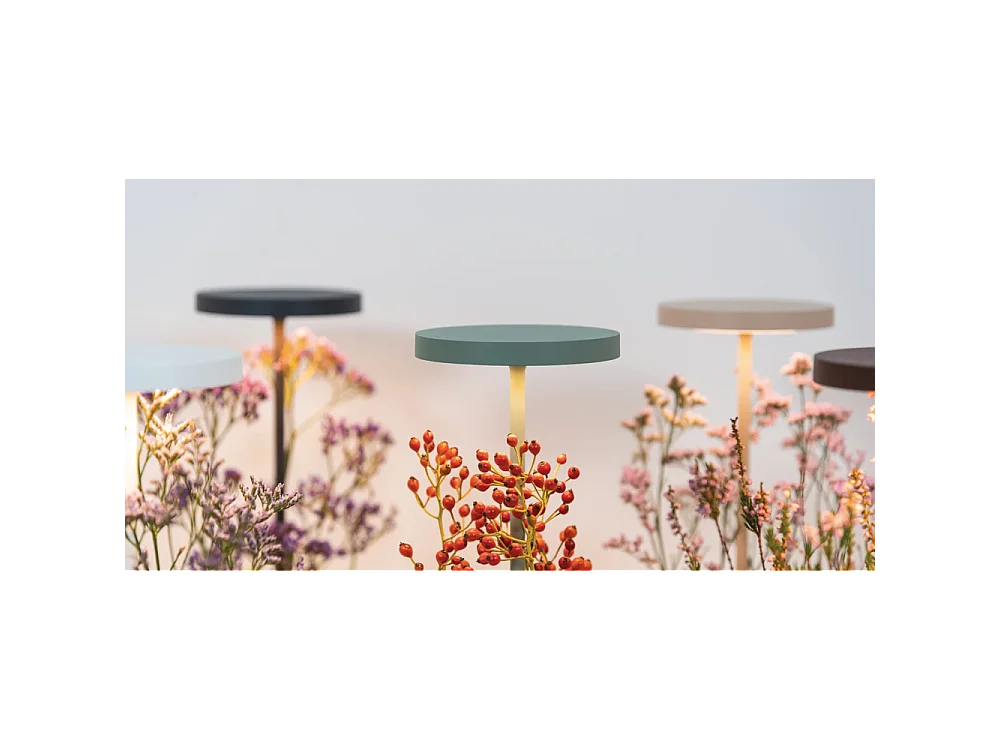 Lámpara de mesa LED recargable y regulable Poldina Reverso Corten con duración de batería de hasta 12 horas. IP65 para exteriores