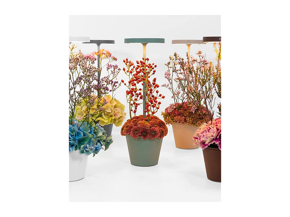 Lámpara de mesa LED recargable y regulable Poldina Reverso Corten con duración de batería de hasta 12 horas. IP65 para exteriores