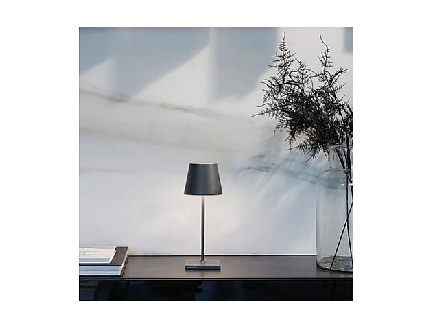 Lampe de table LED Poldina Pro Mini Gris Foncé, rechargeable et dimmable avec une autonomie allant jusqu'à 12 heures