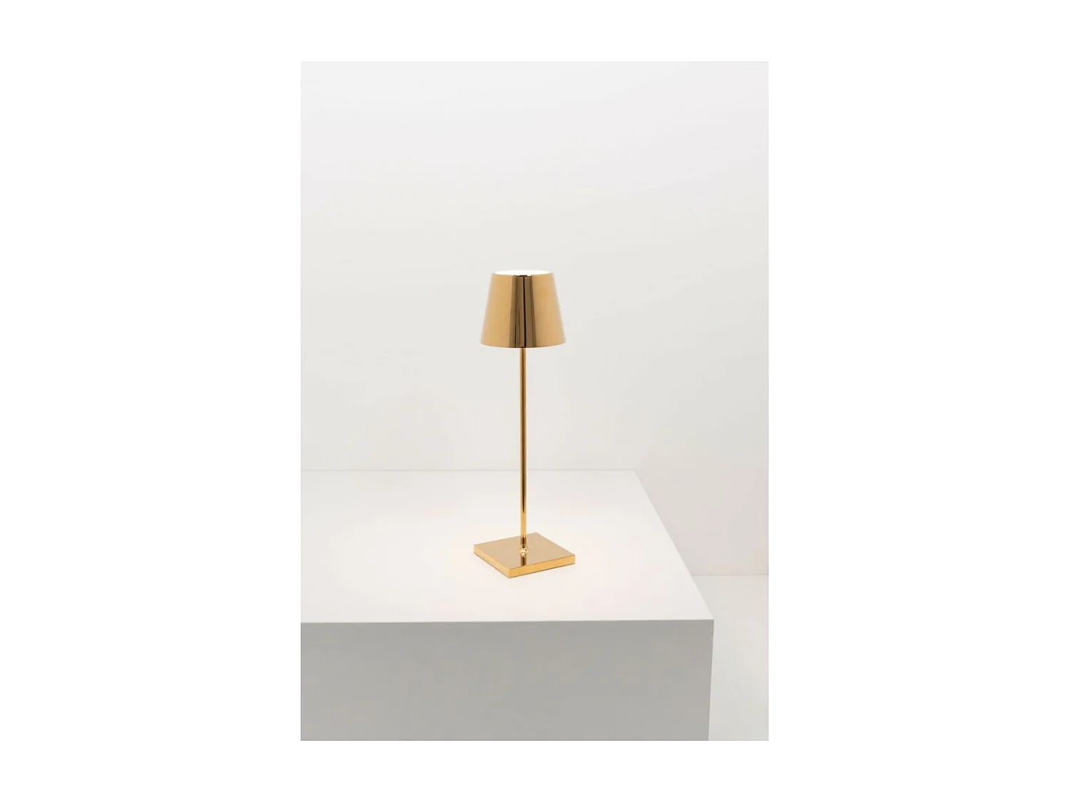 Lampe de table LED Poldina Pro Glossy Gold, rechargeable et dimmable avec une autonomie allant jusqu'à 12 heures