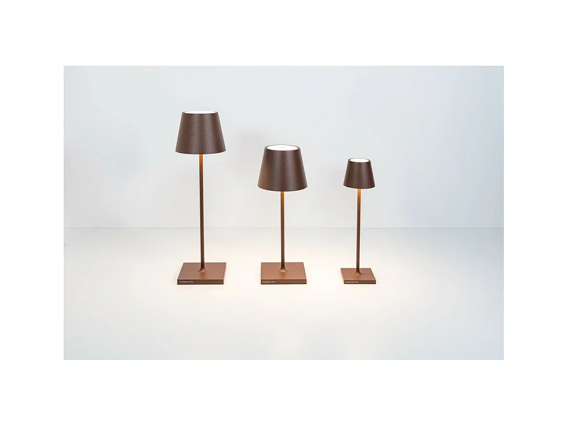Poldina Pro Micro Corten LED-Tischleuchte, wiederaufladbar und dimmbar, mit einer Akkulaufzeit von bis zu 12 Stunden.