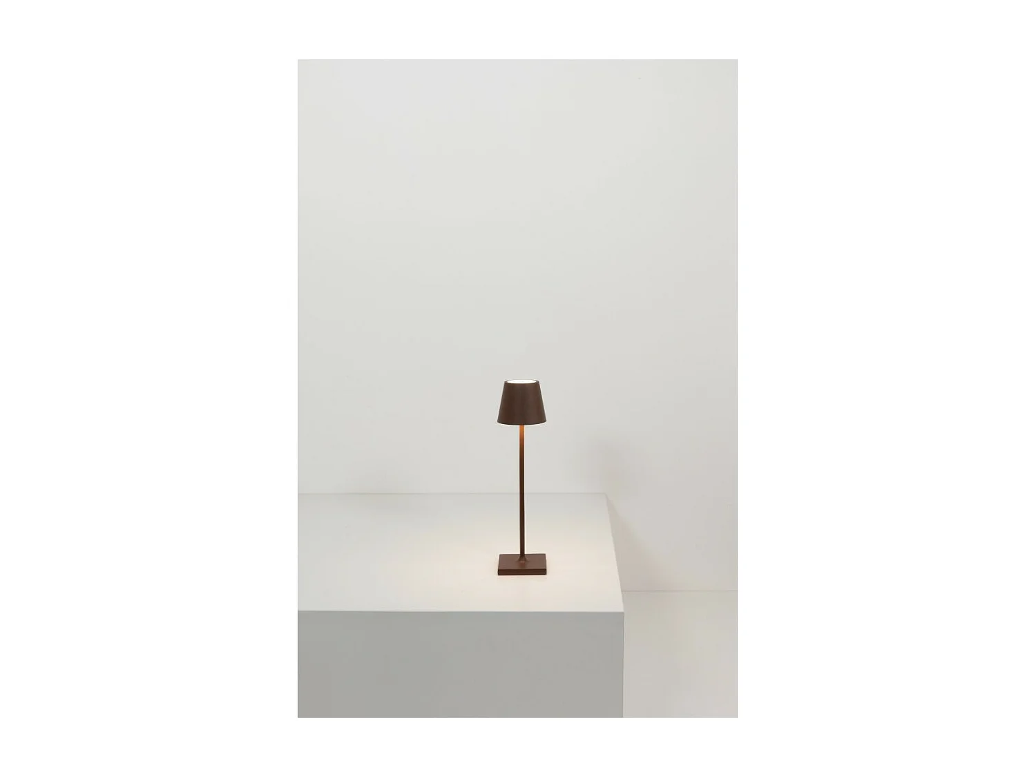 Lampada a led da tavolo Poldina Pro Micro Corten ricaricabile e dimmerabile con batteria fino a 12 ore