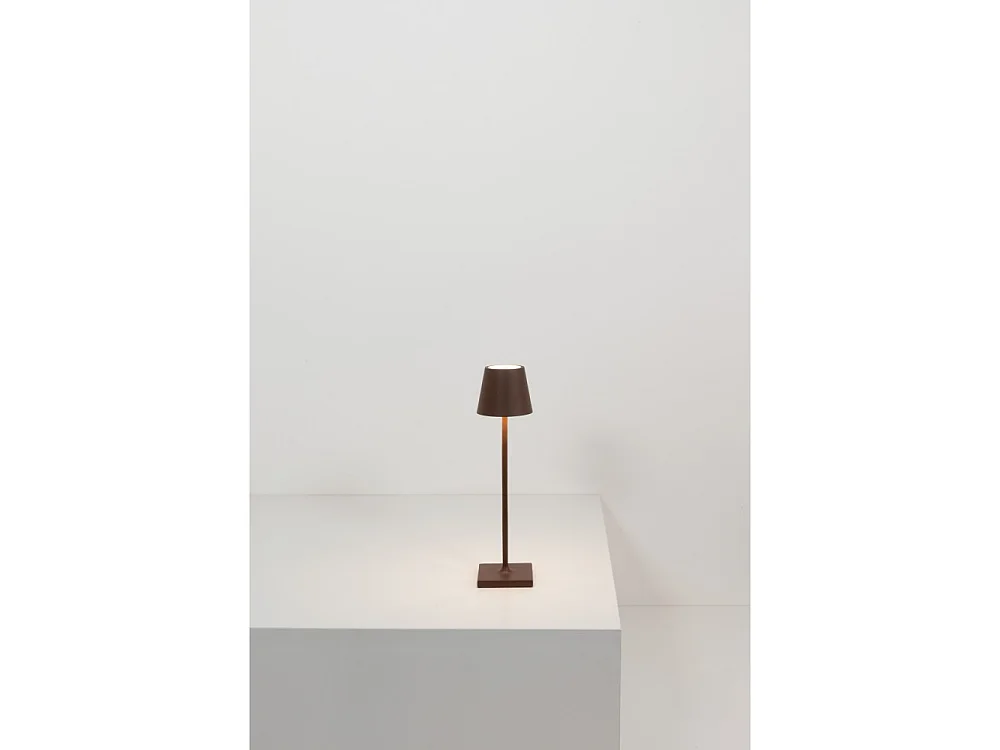 Lampe de table LED Poldina Pro Micro Corten, rechargeable et dimmable avec une autonomie allant jusqu'à 12 heures