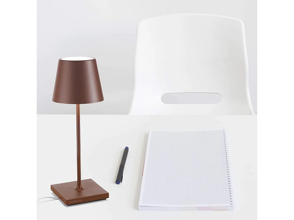 Lampe de table LED Poldina Pro Mini Corten, rechargeable et dimmable avec une autonomie allant jusqu'à 12 heures