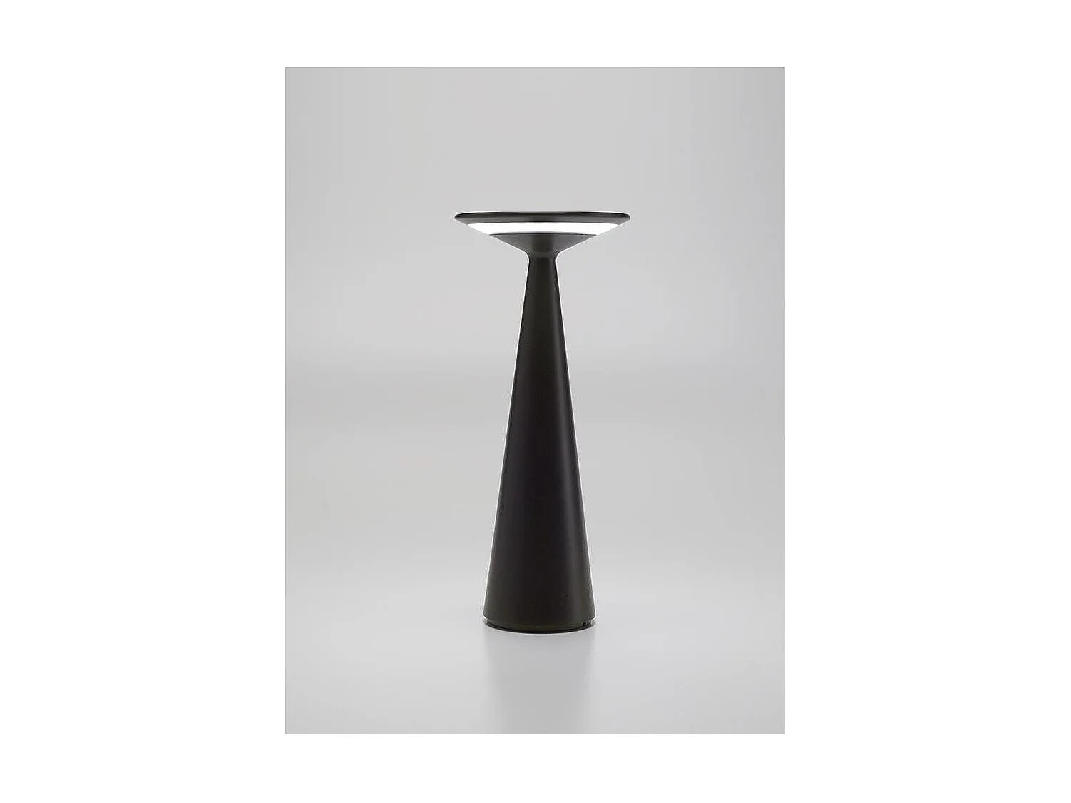 Lampada a led da tavolo Dama Nera con ingresso USB e funzione powerbank