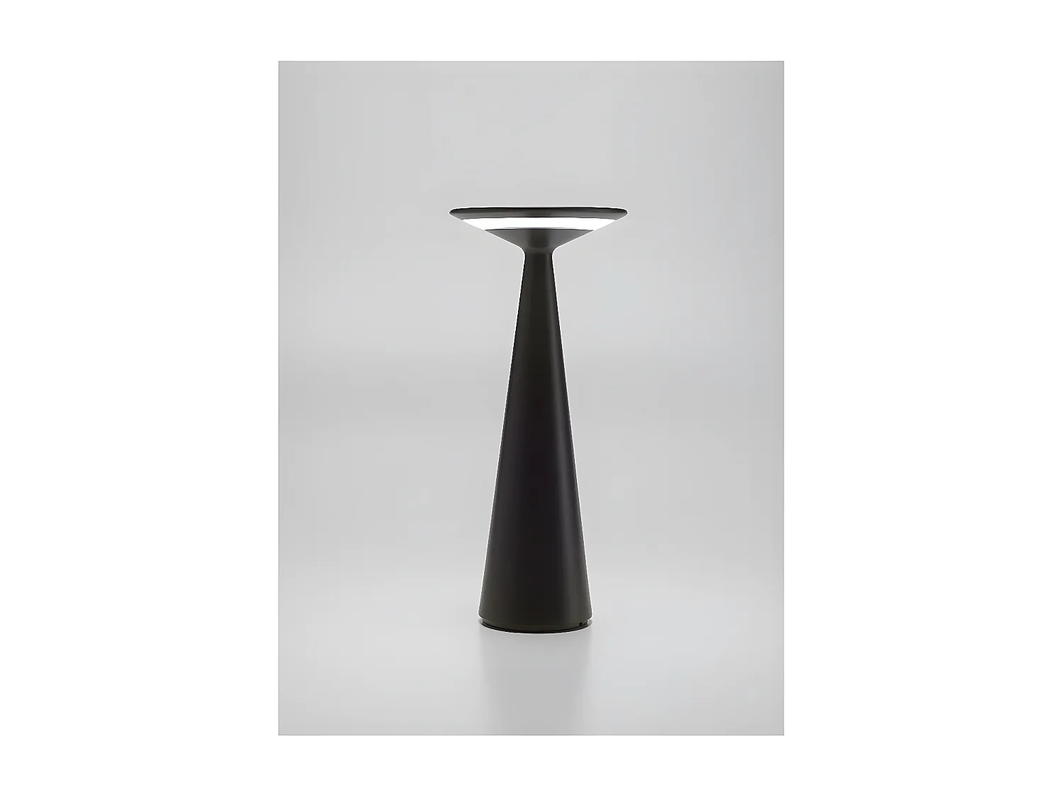 Lampada a led da tavolo Dama Nera con ingresso USB e funzione powerbank