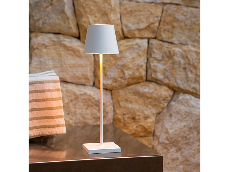 Lampada a led da tavolo Poldina Pro Bianca ricaricabile e dimmerabile con batteria fino a 12 ore. Da uso esterno IP65