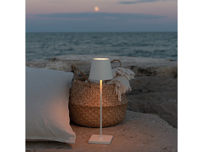 Lampada a led da tavolo Poldina Pro Bianca ricaricabile e dimmerabile con batteria fino a 12 ore. Da uso esterno IP65