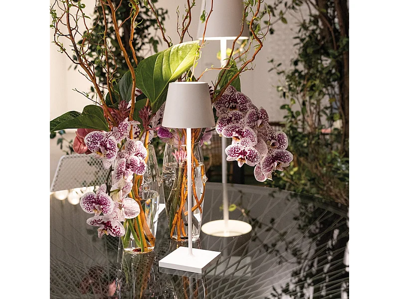 Lampada a led da tavolo Poldina Pro Bianca ricaricabile e dimmerabile con batteria fino a 12 ore. Da uso esterno IP65