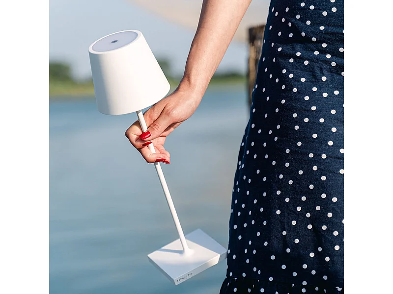 Lampe LED Poldina Pro Blanche rechargeable IP65 usage extérieur, dimmable avec autonomie jusqu'à 12 heures