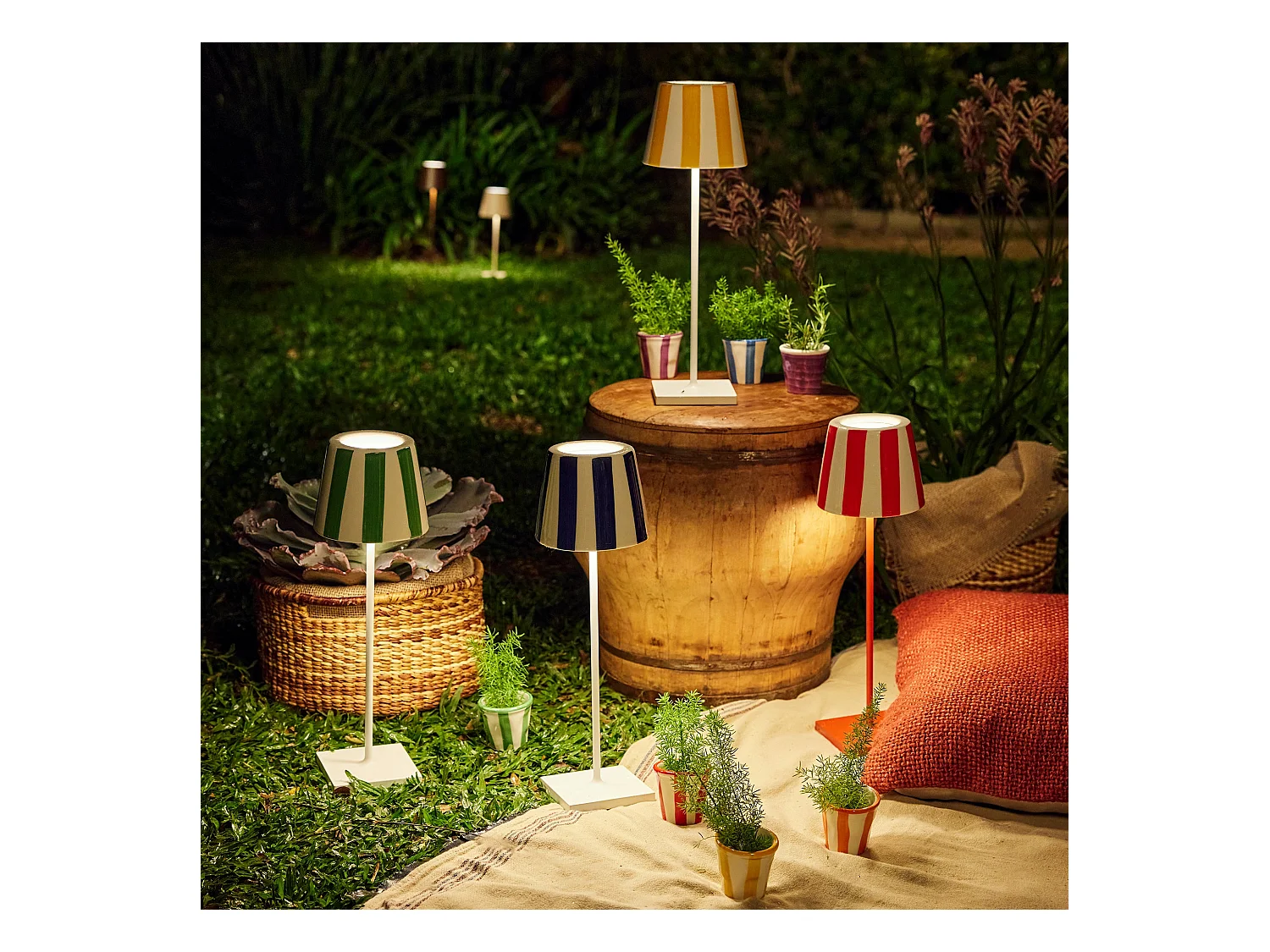 Lampe LED Poldina Lido rayures rouges rechargeable IP65 extérieur, dimmable avec autonomie jusqu'à 12 heures