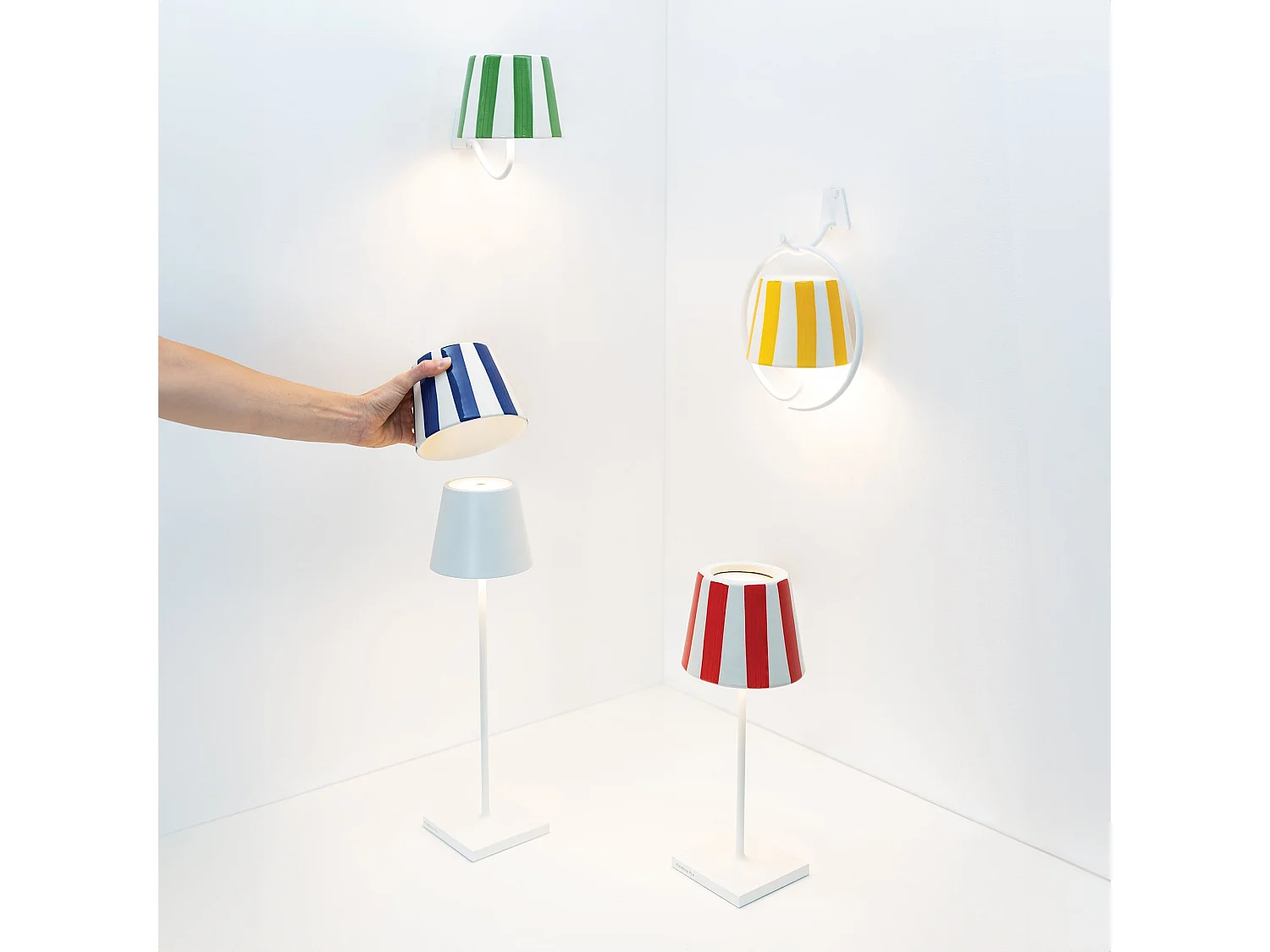 Lampe LED Poldina Lido rayures rouges rechargeable IP65 extérieur, dimmable avec autonomie jusqu'à 12 heures