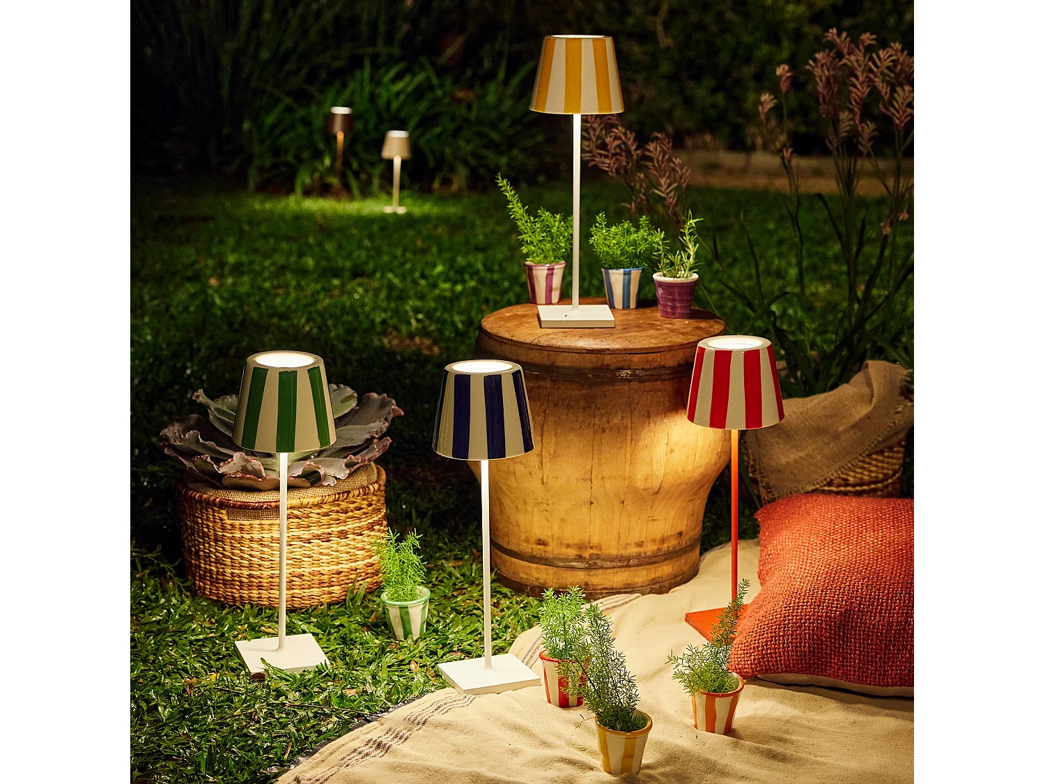 Lampe LED Poldina Lido rayures rouges rechargeable IP65 extérieur, dimmable avec autonomie jusqu'à 12 heures