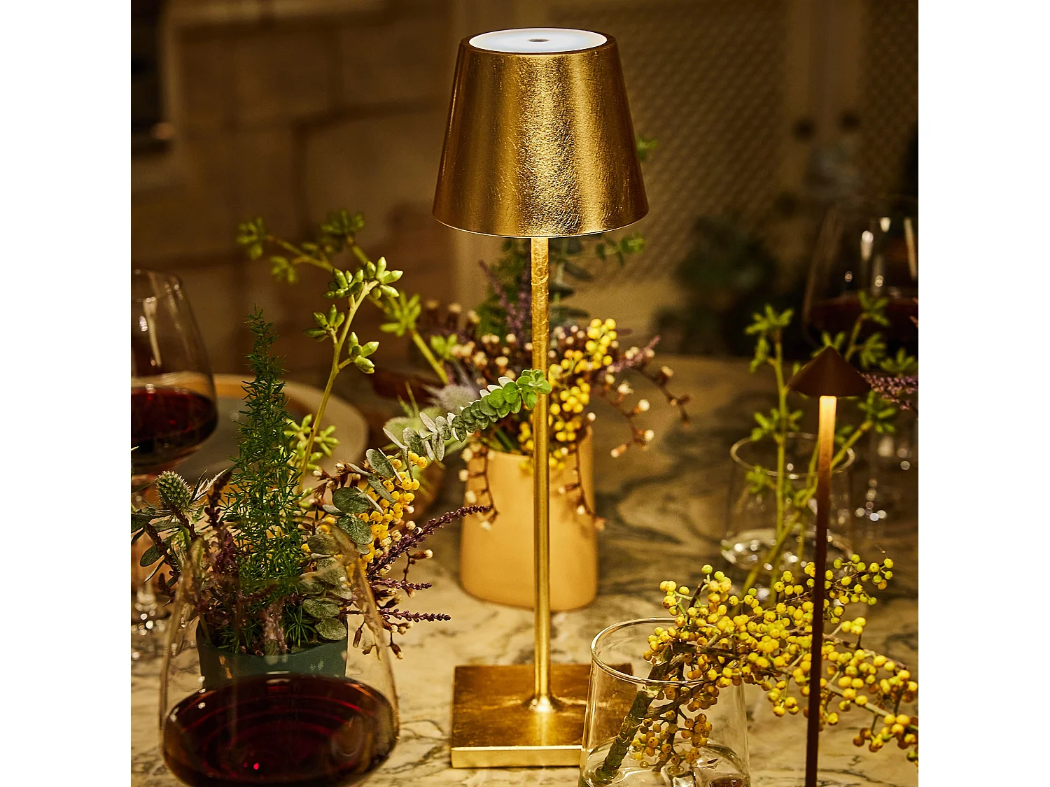 Poldina Pro Gold Leaf LED-Tischleuchte, wiederaufladbar und dimmbar, mit einer Akkulaufzeit von bis zu 12 Stunden.