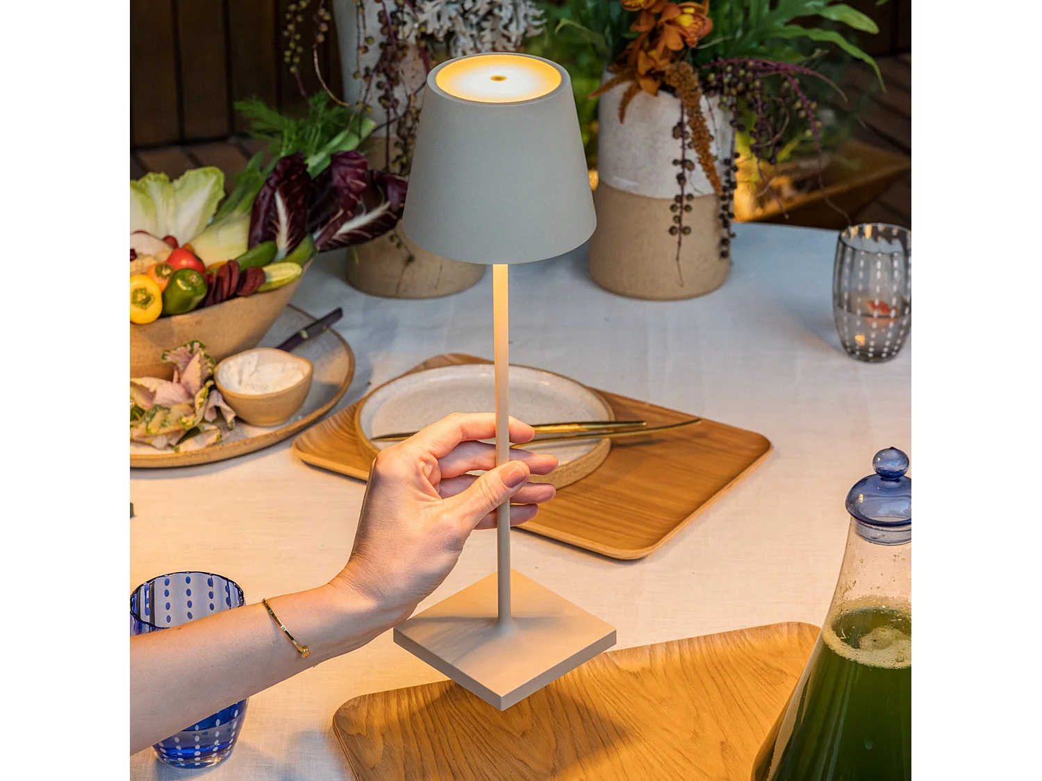 Candeeiro de mesa LED Poldina Pro Sabbia, recarregável e regulável com bateria que dura até 12 horas