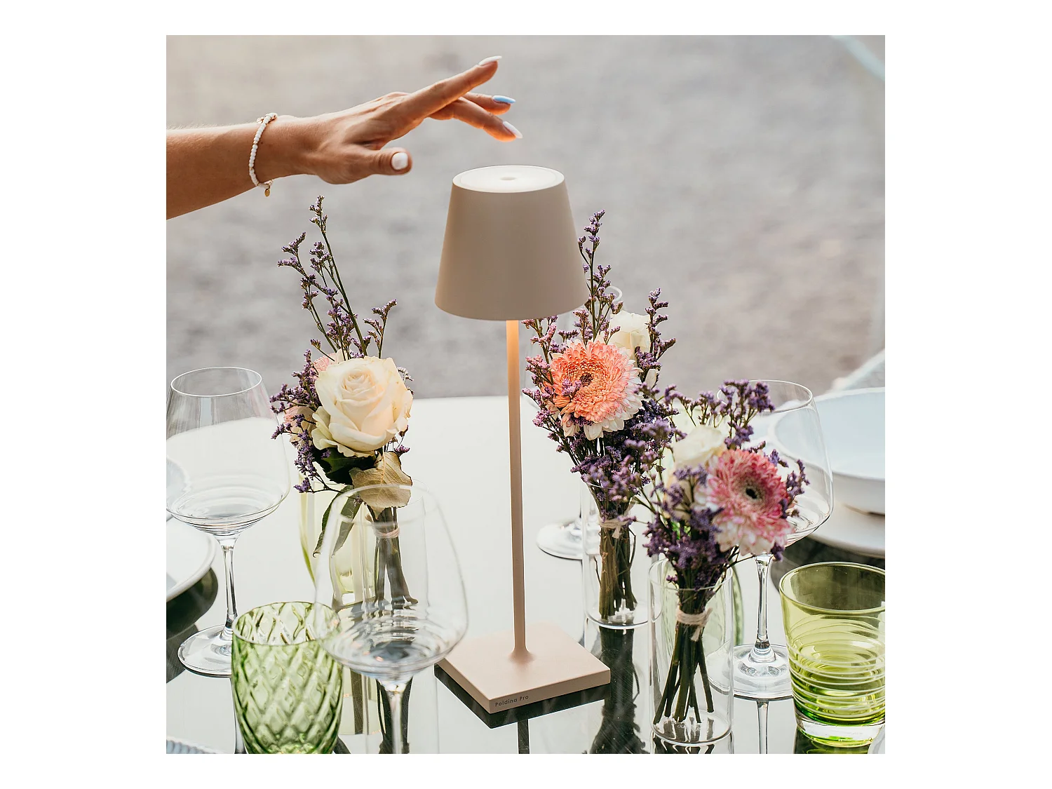 Lampe de table LED Poldina Pro Sabbia, rechargeable et dimmable avec une autonomie jusqu'à 12 heures