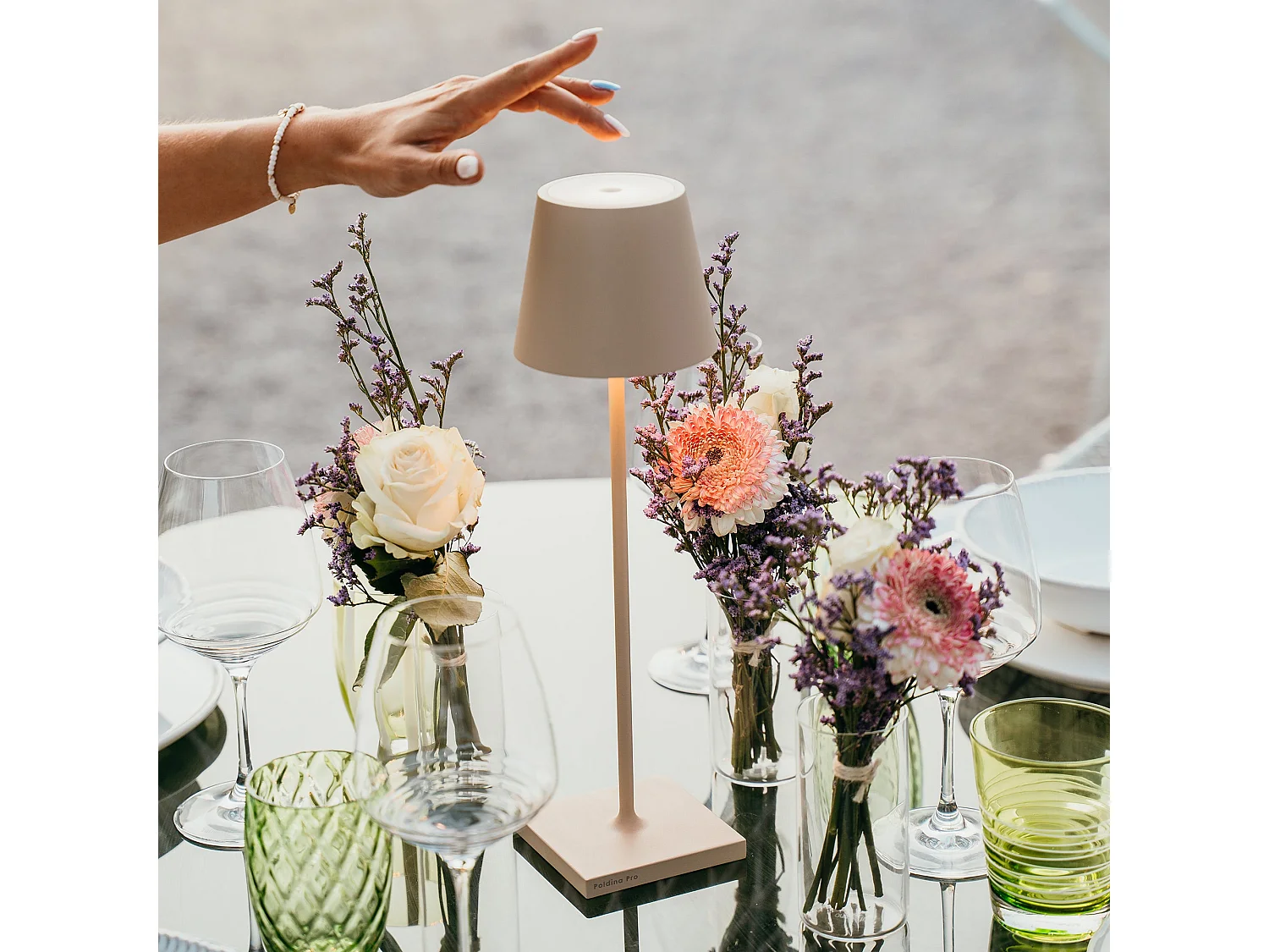 Lampe de table LED Poldina Pro Sabbia, rechargeable et dimmable avec une autonomie jusqu'à 12 heures