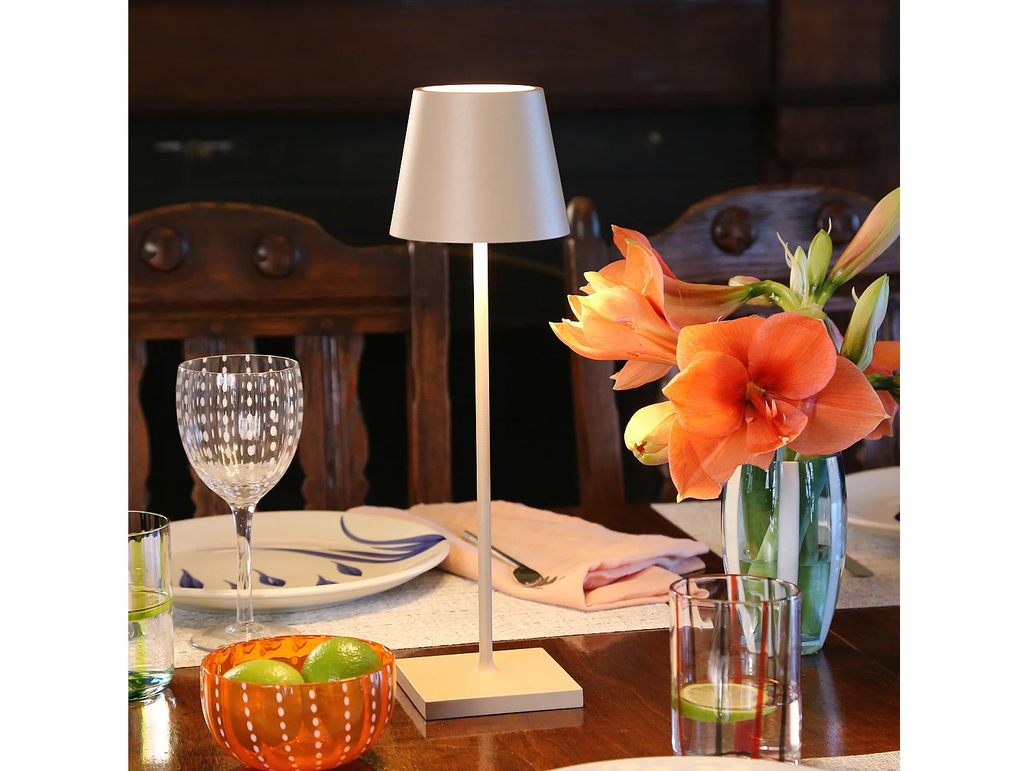 Lampe de table LED Poldina Pro Sabbia, rechargeable et dimmable avec une autonomie jusqu'à 12 heures