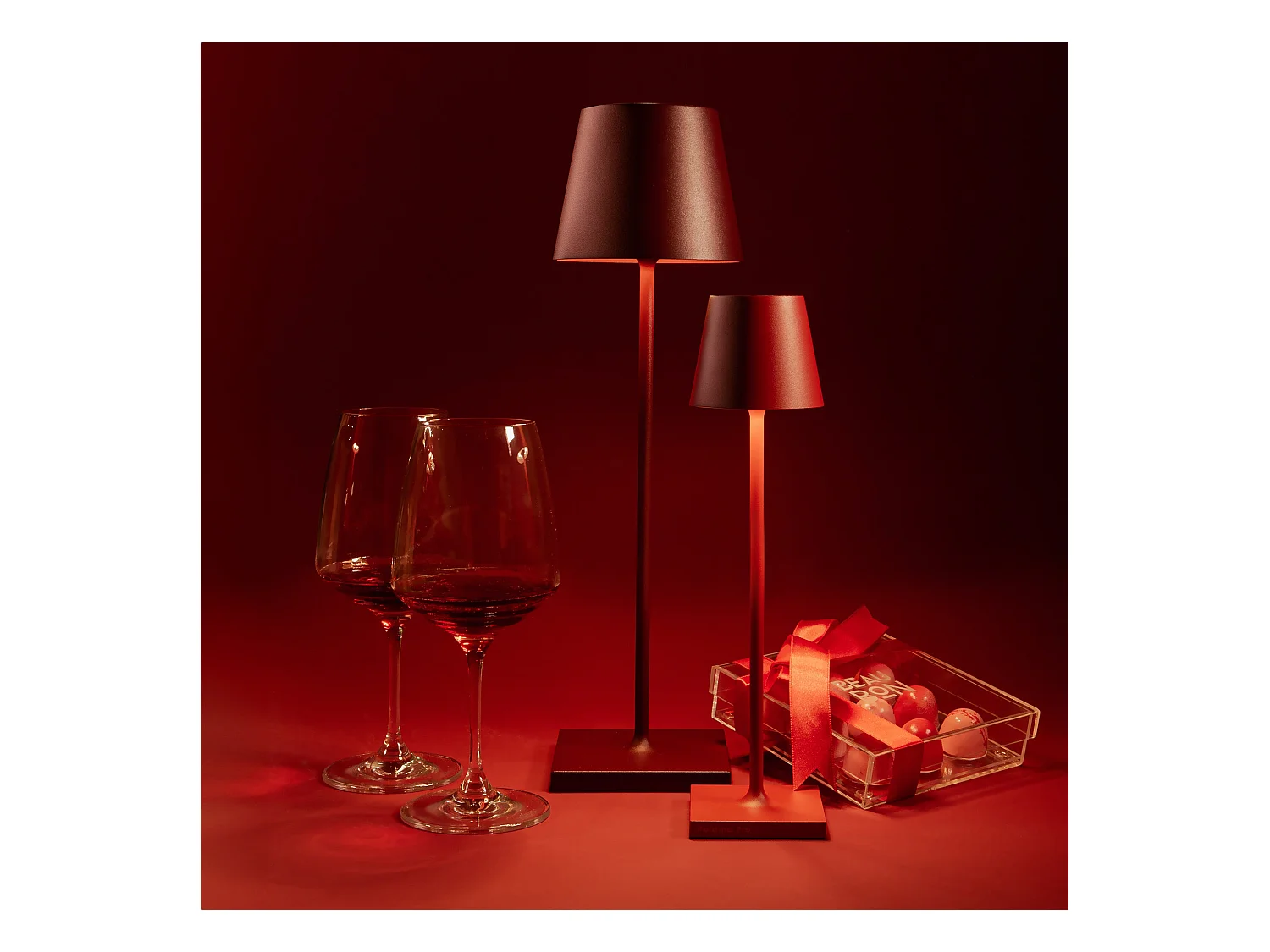 Poldina Pro Bordeaux LED tafellamp, oplaadbaar en dimbaar met batterijduur tot 12 uur. Voor extern gebruik IP65