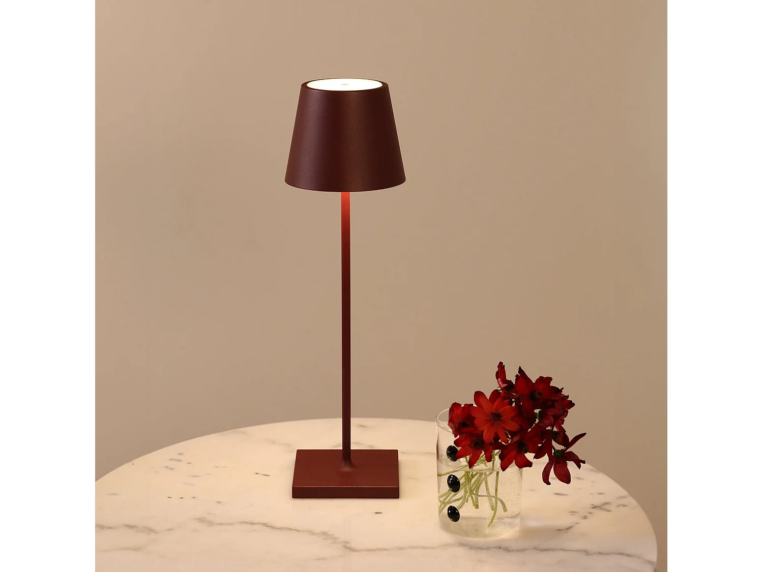 Lampe LED Poldina Pro Bordeaux rechargeable IP65 usage extérieur, dimmable avec autonomie jusqu'à 12 heures