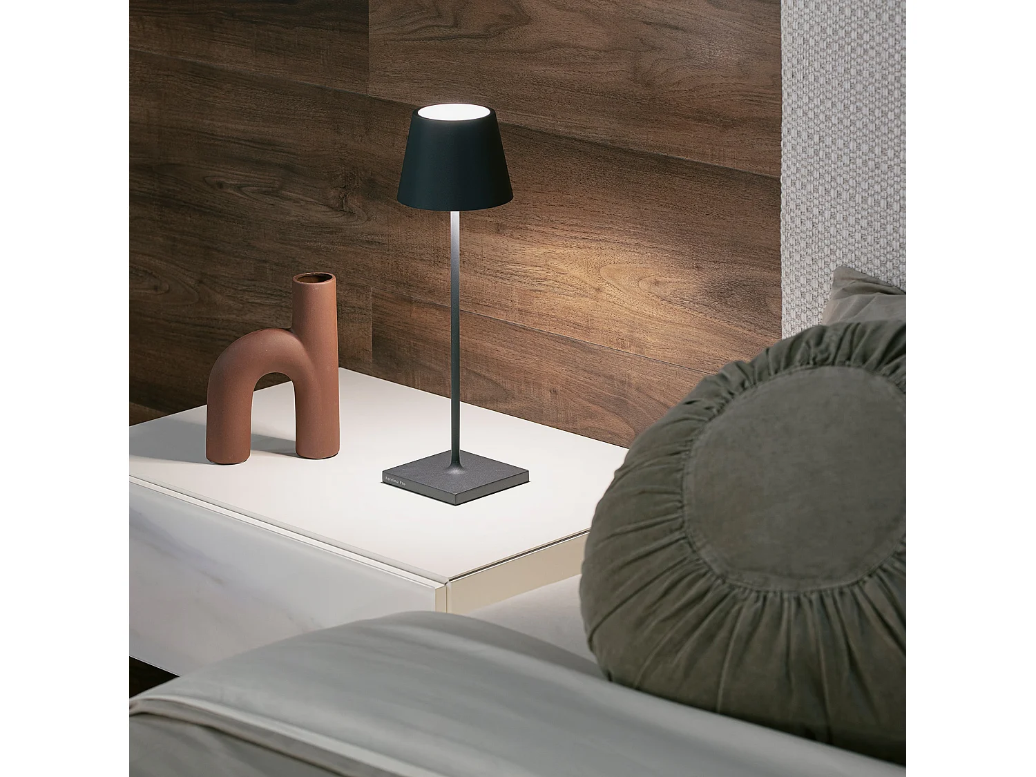 Candeeiro de mesa LED Poldina Pro cinzento escuro, recarregável e regulável com bateria que dura até 12 horas. Para uso externo IP65