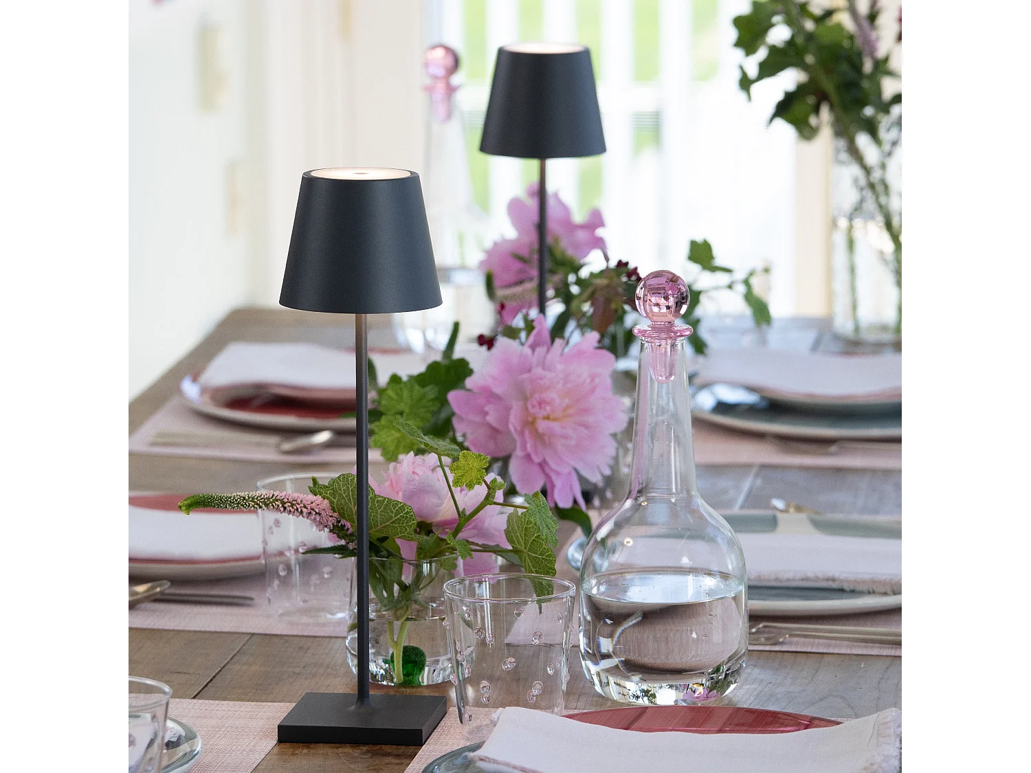 Candeeiro de mesa LED Poldina Pro cinzento escuro, recarregável e regulável com bateria que dura até 12 horas. Para uso externo IP65