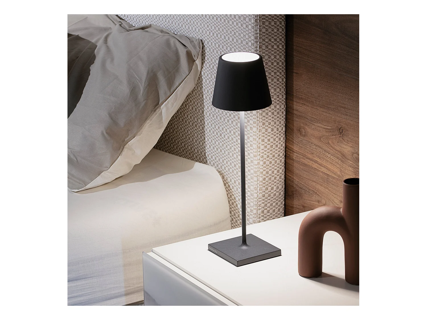 Lampada a led da tavolo Poldina Pro Grigio scuro ricaricabile e dimmerabile con batteria fino a 12 ore. Da uso esterno IP65