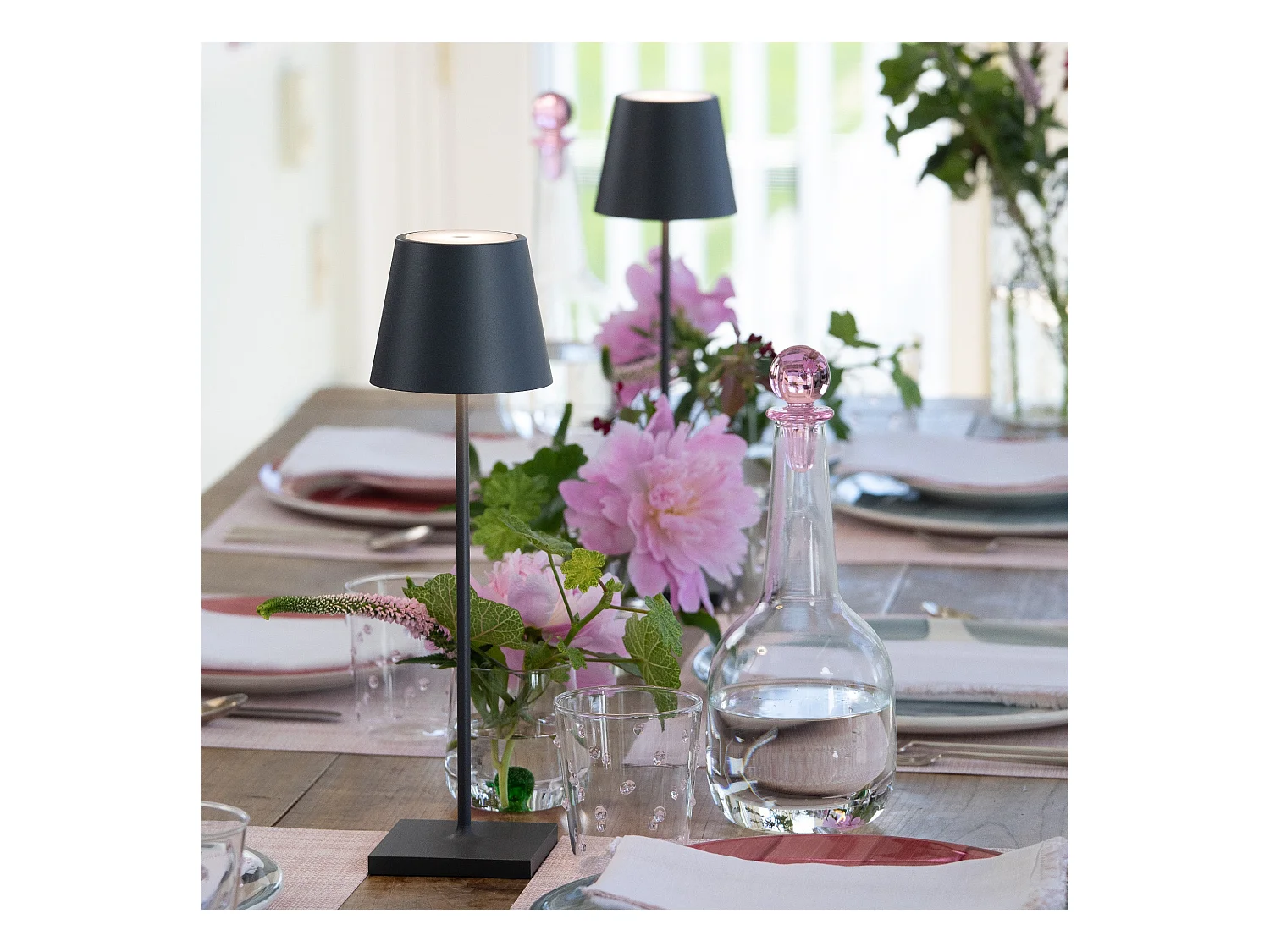 Lampada a led da tavolo Poldina Pro Grigio scuro ricaricabile e dimmerabile con batteria fino a 12 ore. Da uso esterno IP65