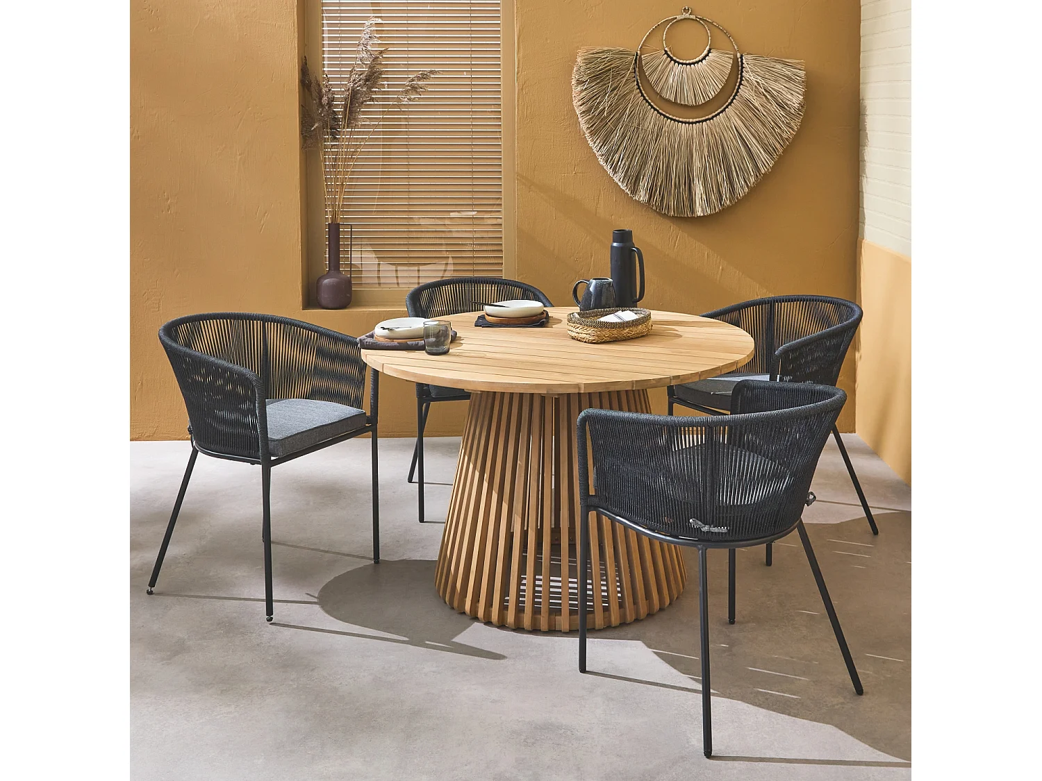 Set tavolo da pranzo rotondo in legno con 4 poltrone in corda, nero