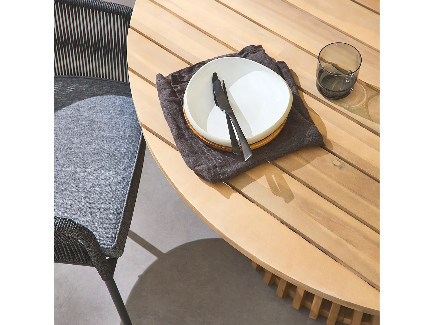 Set tavolo da pranzo rotondo in legno con 4 poltrone in corda, nero