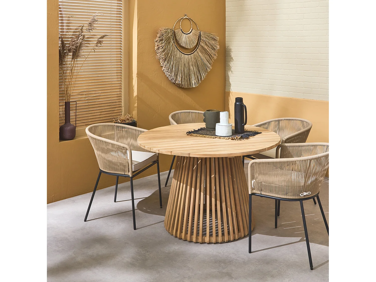 Set tavolo da pranzo rotondo in legno con 4 poltrone in corda, beige