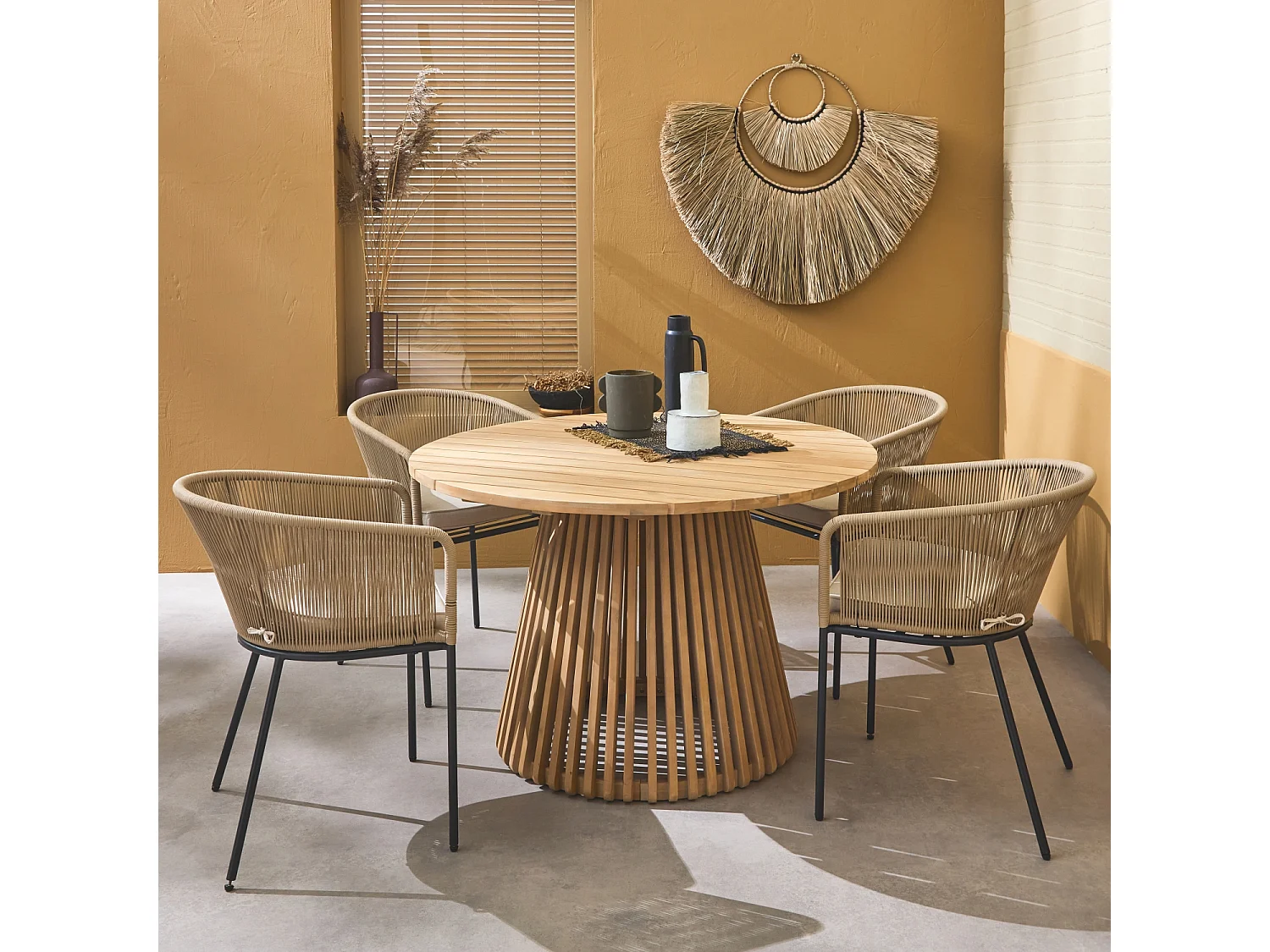 Set tavolo da pranzo rotondo in legno con 4 poltrone in corda, beige