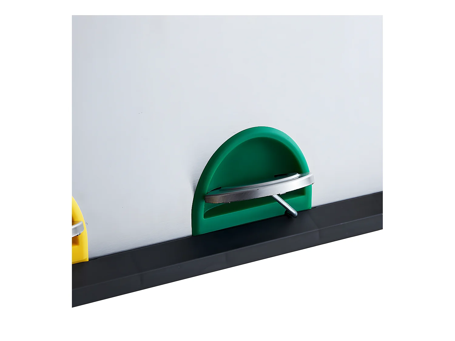 Poubelle à pédale pour le tri sélectif