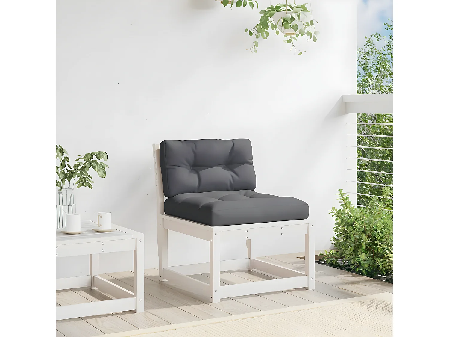 Sofá de jardín con cojines blancos de madera maciza de pino.