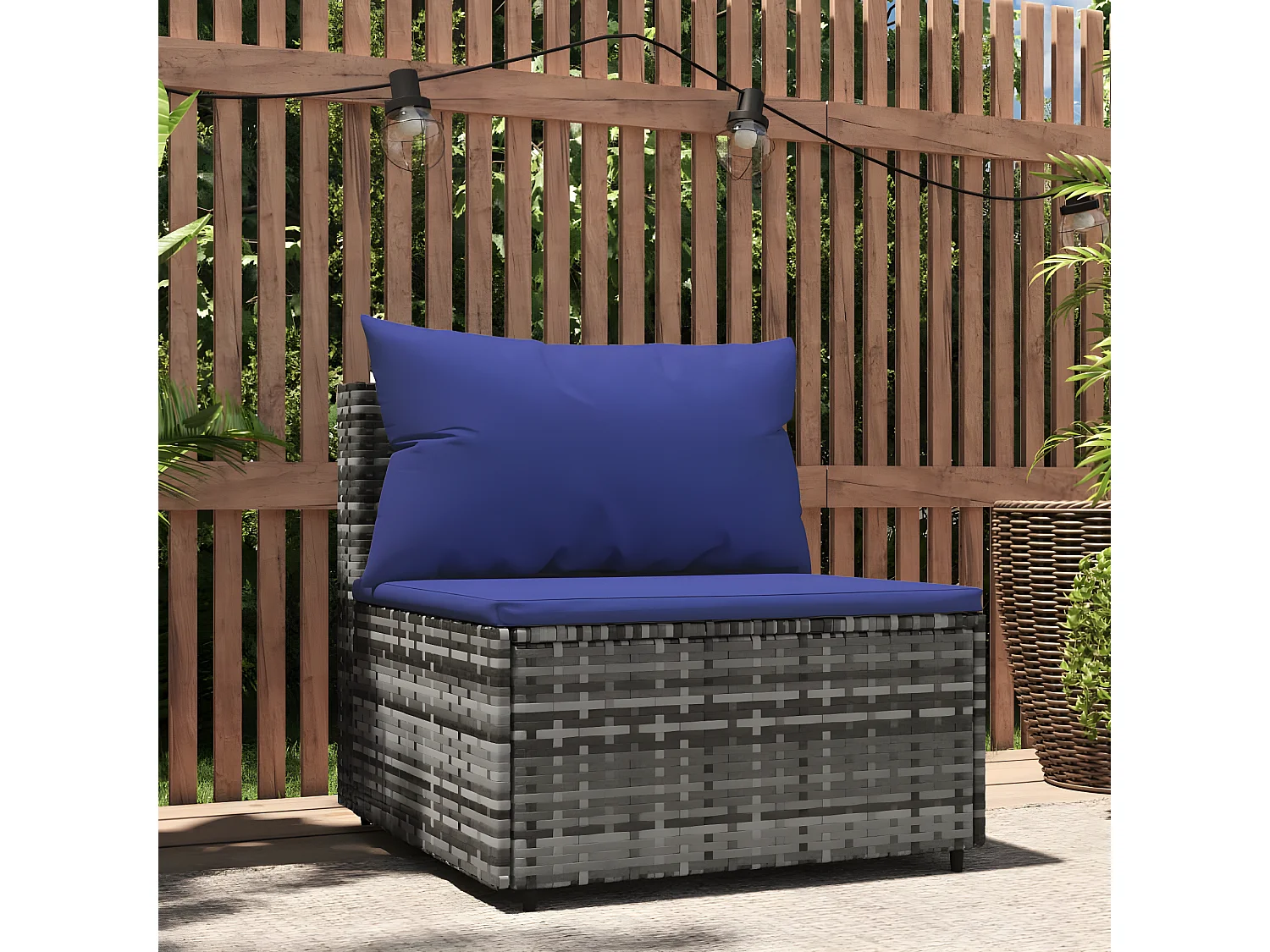 Sofá de jardín central con cojines de resina tejida gris.