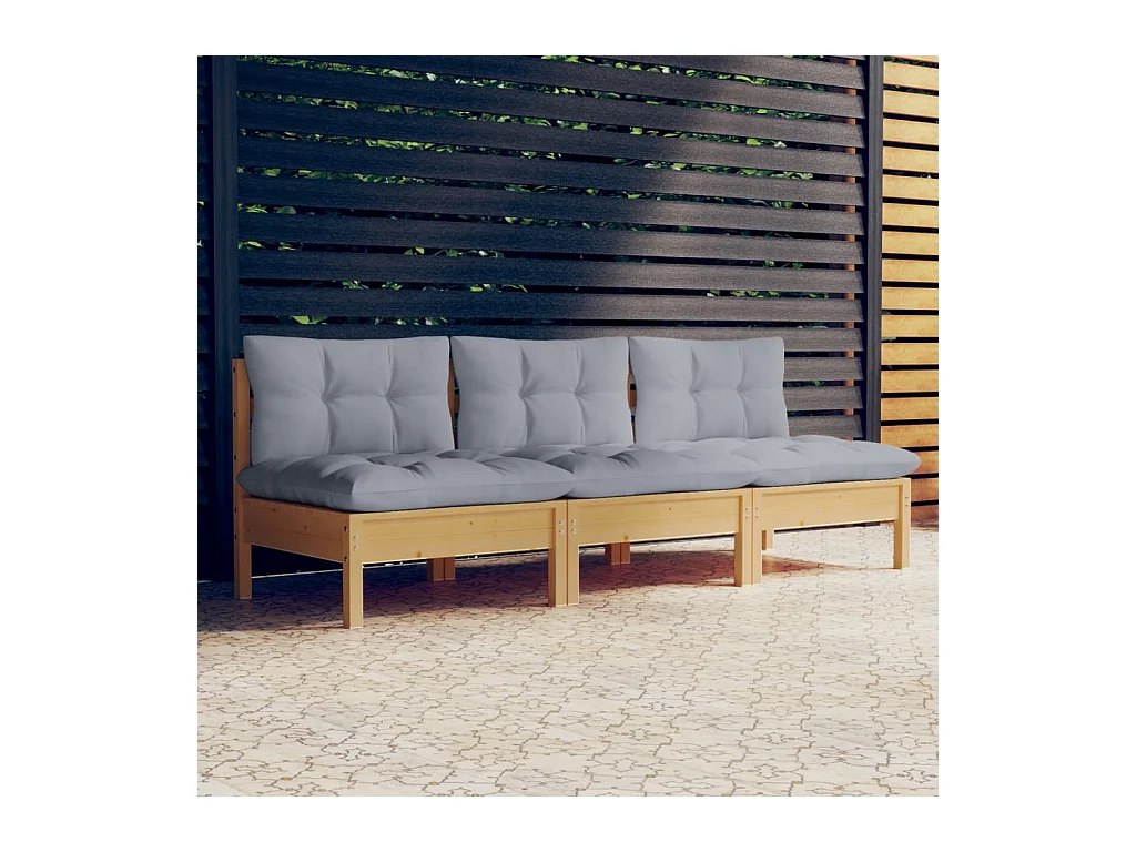 3-Sitzer-Gartensofa und graue Kissen. Massives Kiefernholz